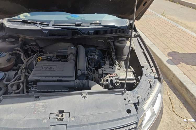 Used Volkswagen Gran Lavida 2013 1.4 TSI Automatic Comfort Model Engine Bay Left