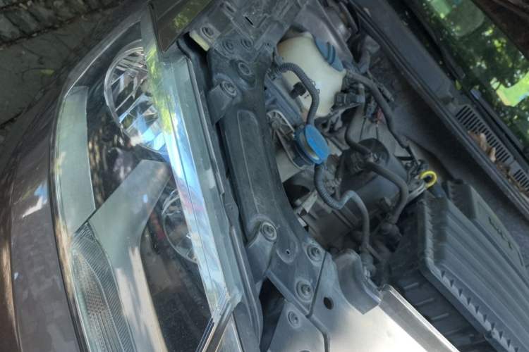 Used Volkswagen Gran Lavida 2013 1.6L Manual Fashion Model Engine Bay Right