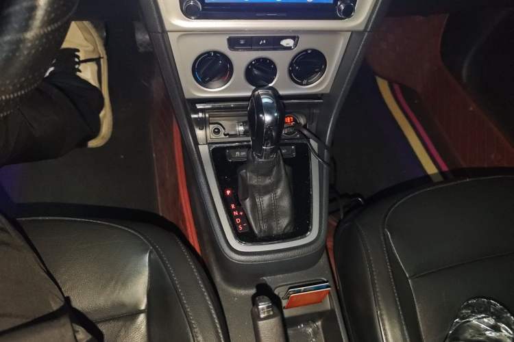 Used Volkswagen Gran Lavida 2013 1.6L Automatic Comfort Model Gear Lever