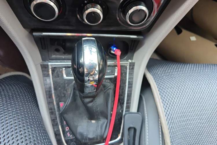 Used Volkswagen Gran Lavida 2013 1.6L Automatic Comfort Model Gear Lever