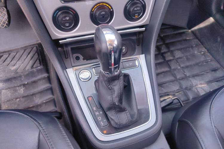 Used Volkswagen Gran Lavida 2013 1.6L Automatic Luxury Model Gear Lever