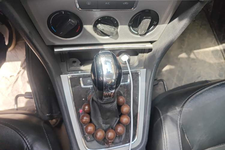 Used Volkswagen Gran Lavida 2013 1.4 TSI Automatic Comfort Model Gear Lever
