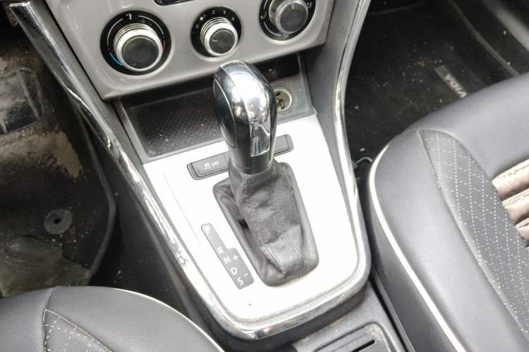 Used Volkswagen Gran Lavida 2013 1.6L Automatic Fashion Model Gear Lever