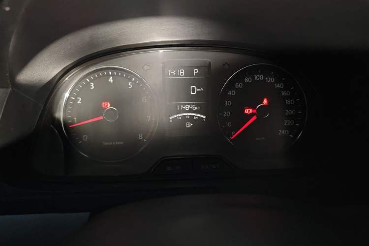 Used Volkswagen Gran Lavida 2013 1.6L Automatic Comfort Model Odometer Close Up