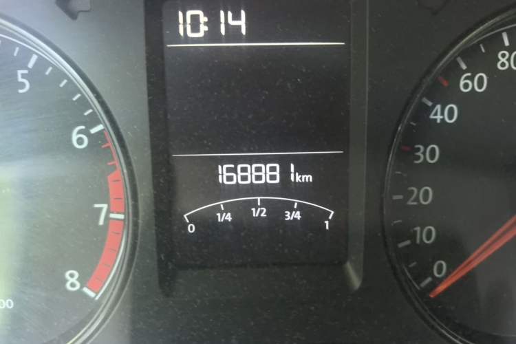 Used Volkswagen Gran Lavida 2013 1.6L Manual Fashion Model Odometer Close Up