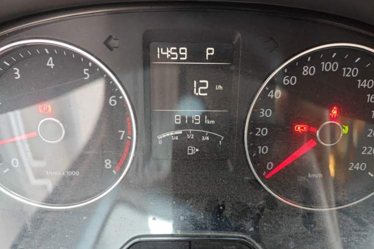 Used Volkswagen Gran Lavida 2013 1.6L Automatic Comfort Model Odometer Close Up