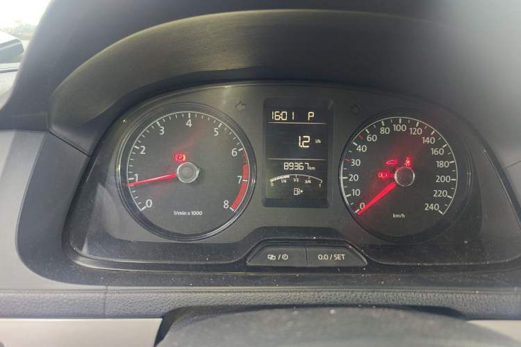 Used Volkswagen Gran Lavida 2013 1.6L Automatic Fashion Model Odometer Close Up