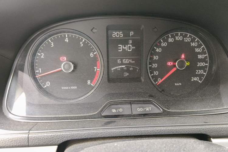 Used Volkswagen Gran Lavida 2013 1.6L Automatic Fashion Model Odometer Close Up