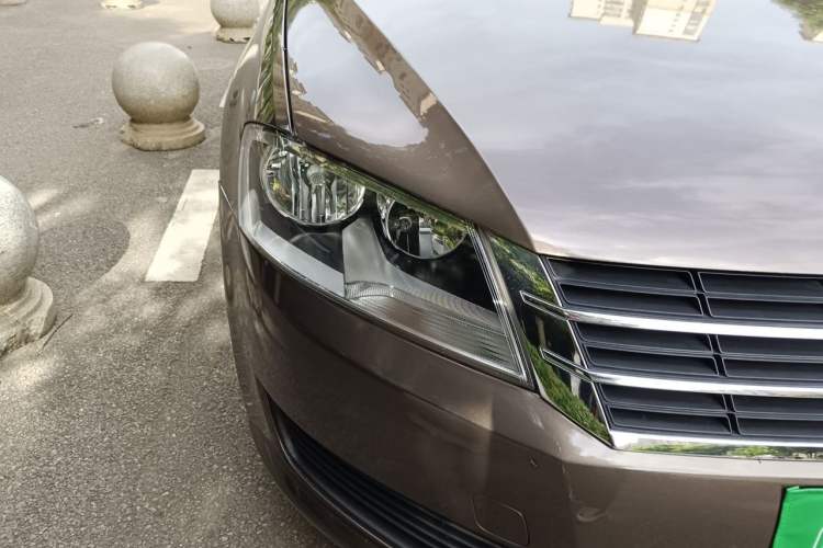 Used Volkswagen Gran Lavida 2013 1.6L Automatic Fashion Model Right Front Headlight