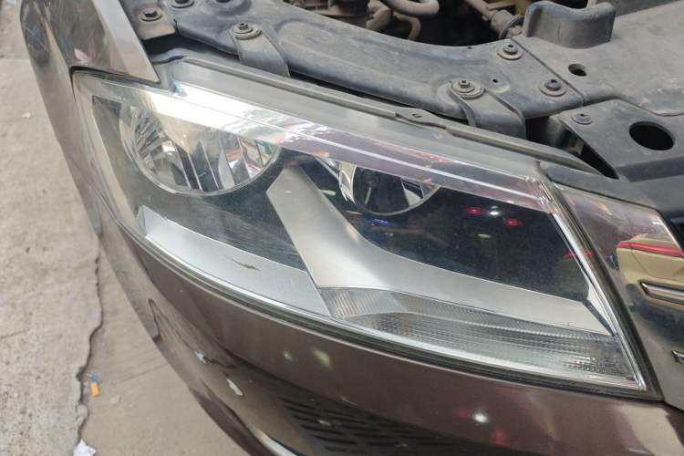 Used Volkswagen Gran Lavida 2013 1.6L Automatic Comfort Model Right Front Headlight