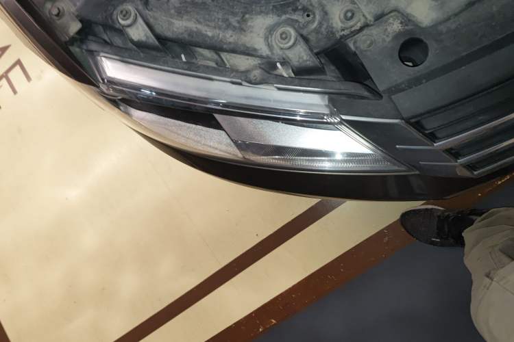 Used Volkswagen Gran Lavida 2013 1.4 TSI Automatic Comfort Model Right Front Headlight