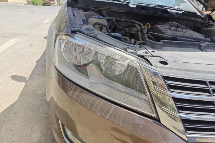 Used Volkswagen Gran Lavida 2013 1.4 TSI Automatic Comfort Model Right Front Headlight