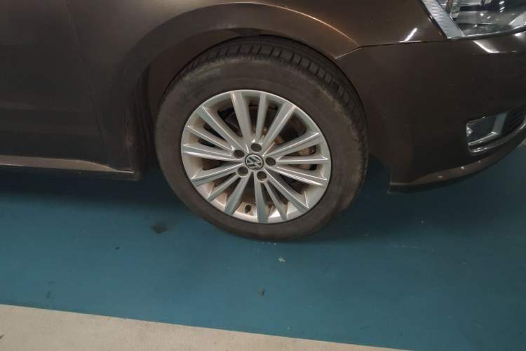 Used Volkswagen Gran Lavida 2013 1.6L Automatic Comfort Model Right Front Wheel Hub