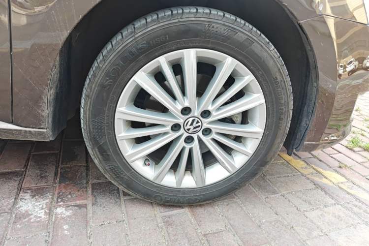 Used Volkswagen Gran Lavida 2013 1.6L Automatic Comfort Model Right Front Wheel Hub