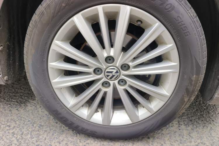 Used Volkswagen Gran Lavida 2013 1.6L Manual Comfort Model Right Front Wheel Hub