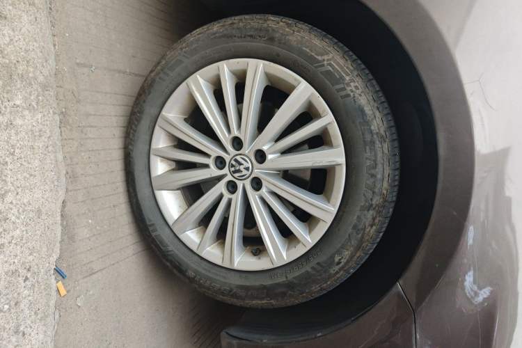 Used Volkswagen Gran Lavida 2013 1.6L Automatic Comfort Model Right Front Wheel Hub