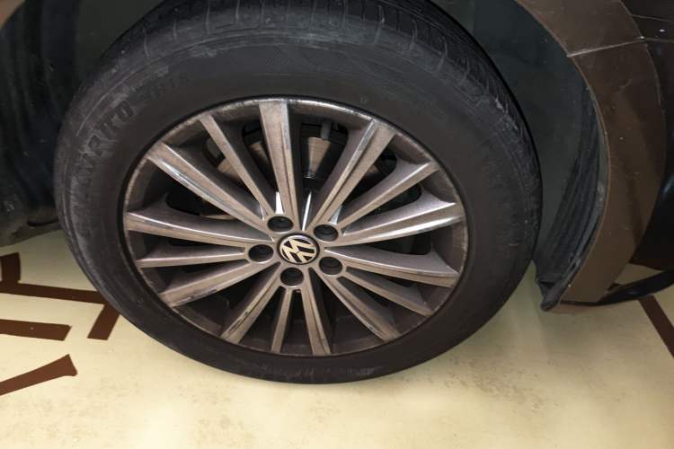 Used Volkswagen Gran Lavida 2013 1.4 TSI Automatic Comfort Model Right Front Wheel Hub
