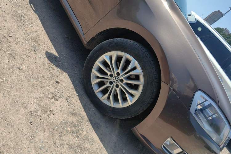 Used Volkswagen Gran Lavida 2013 1.6L Automatic Luxury Model Right Front Wheel Hub