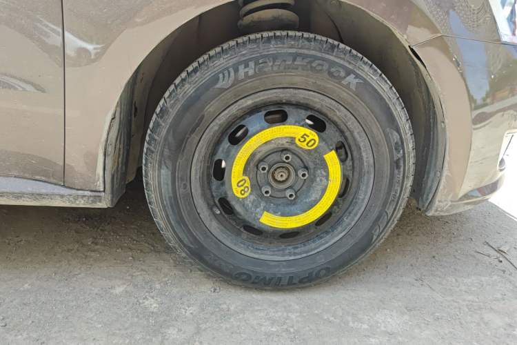 Used Volkswagen Gran Lavida 2013 1.4 TSI Automatic Comfort Model Right Front Wheel Hub