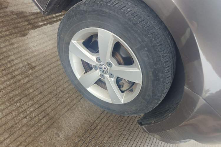 Used Volkswagen Gran Lavida 2013 1.6L Automatic Fashion Model Right Front Wheel Hub