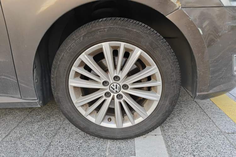 Used Volkswagen Gran Lavida 2013 1.6L Automatic Comfort Model Right Front Wheel Hub