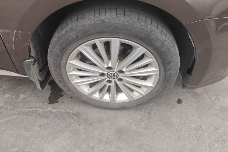 Used Volkswagen Gran Lavida 2013 1.6L Manual Comfort Model Right Front Wheel Hub