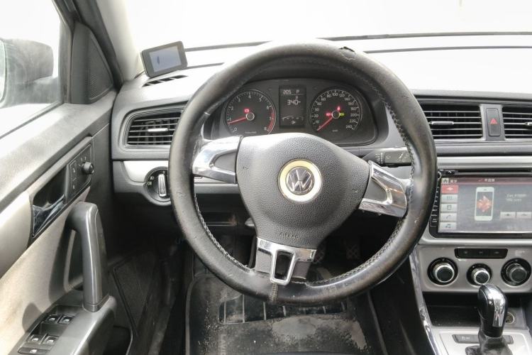 Used Volkswagen Gran Lavida 2013 1.6L Automatic Fashion Model Steering Wheel