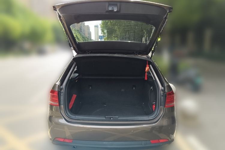 Used Volkswagen Gran Lavida 2013 1.6L Automatic Fashion Model Trunk