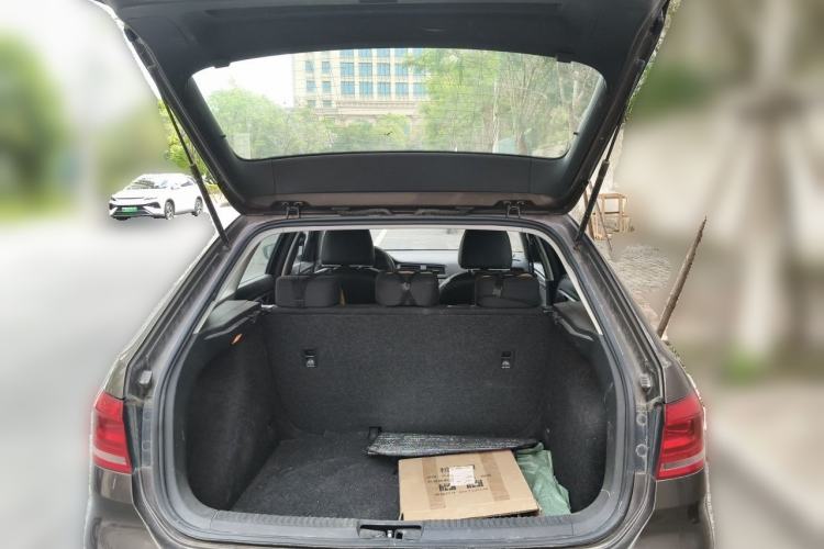 Used Volkswagen Gran Lavida 2013 1.6L Automatic Fashion Model Trunk