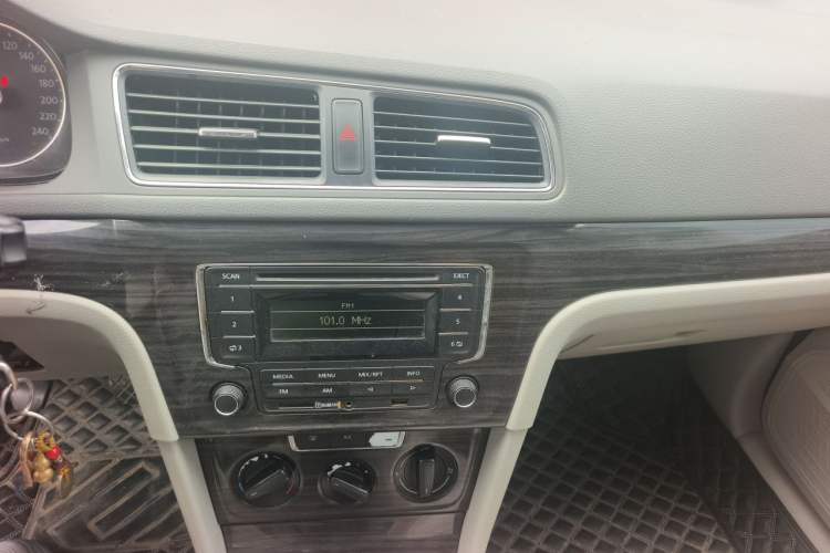 Used Volkswagen Gran Lavida 2013 1.6L Manual Comfort Model Audio And AC Panel