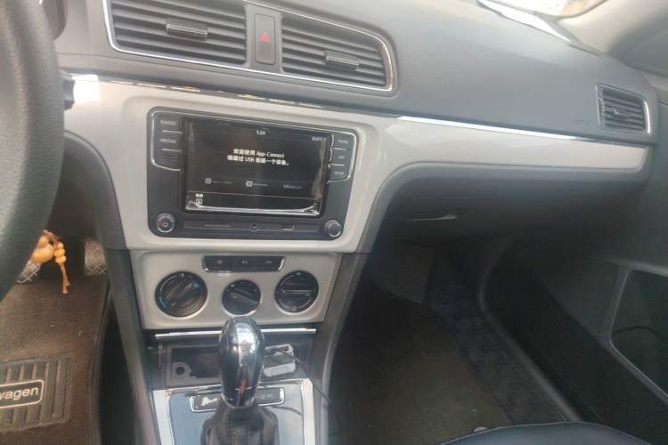 Used Volkswagen Gran Lavida 2013 1.6L Automatic Comfort Model Audio And AC Panel