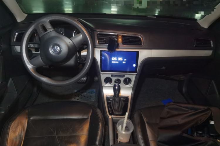 Used Volkswagen Gran Lavida 2013 1.6L Automatic Comfort Model Center Console