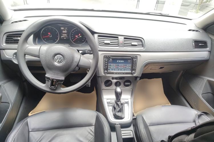 Used Volkswagen Gran Lavida 2013 1.4 TSI Automatic Comfort Model Center Console