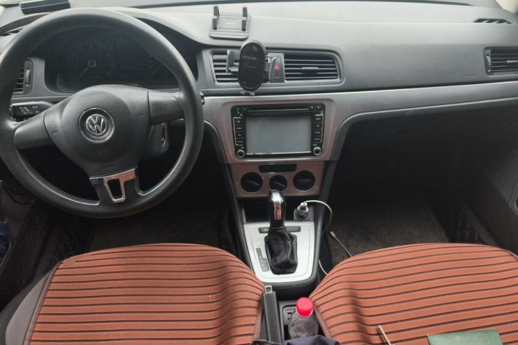 Used Volkswagen Gran Lavida 2013 1.6L Automatic Fashion Model Center Console