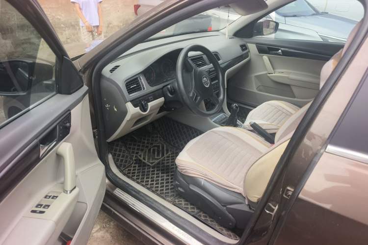 Used Volkswagen Gran Lavida 2013 1.6L Manual Comfort Model Driver Seat
