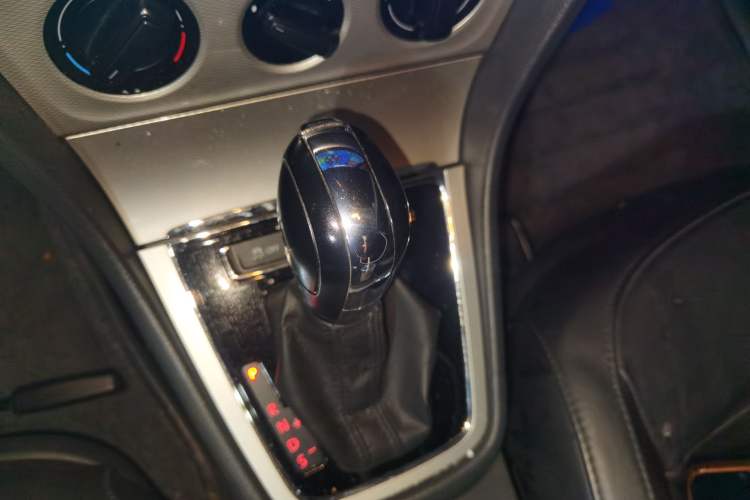 Used Volkswagen Gran Lavida 2013 1.6L Automatic Comfort Model Gear Lever