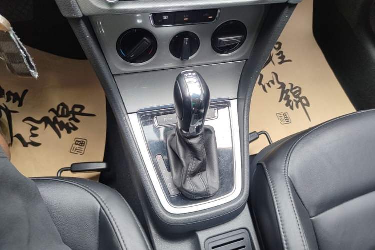 Used Volkswagen Gran Lavida 2013 1.4 TSI Automatic Comfort Model Gear Lever