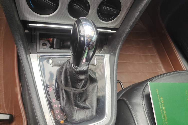 Used Volkswagen Gran Lavida 2013 1.6L Automatic Comfort Model Gear Lever
