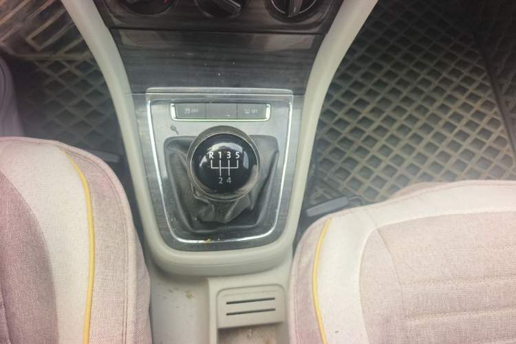 Used Volkswagen Gran Lavida 2013 1.6L Manual Comfort Model Gear Lever