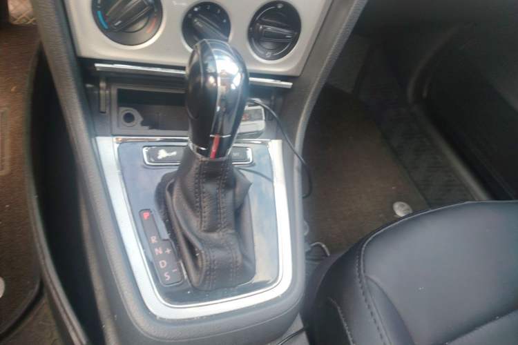 Used Volkswagen Gran Lavida 2013 1.6L Automatic Comfort Model Gear Lever