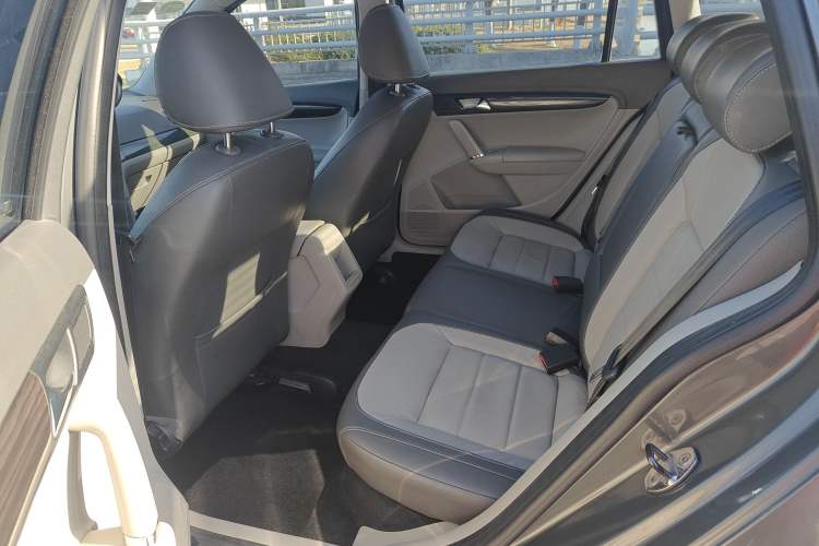 Used Volkswagen Gran Lavida 2013 1.6L Automatic Comfort Model Interior 3