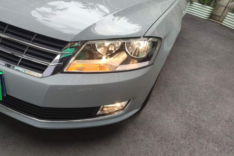 Used Volkswagen Gran Lavida 2013 1.4 TSI Automatic Comfort Model Left Front Headlight