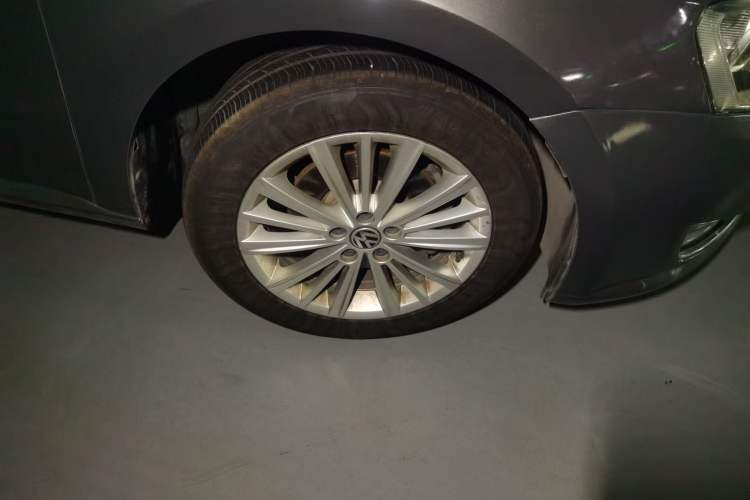Used Volkswagen Gran Lavida 2013 1.6L Automatic Comfort Model Right Front Wheel Hub