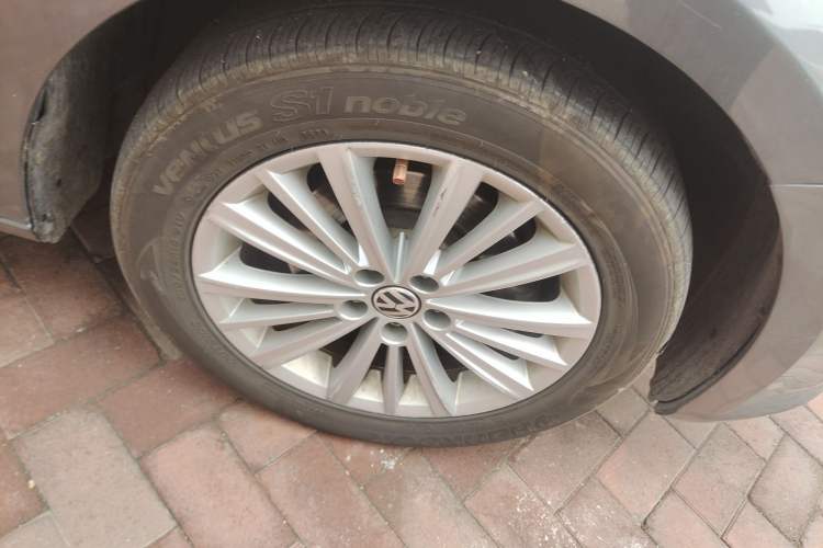 Used Volkswagen Gran Lavida 2013 1.6L Automatic Comfort Model Right Front Wheel Hub