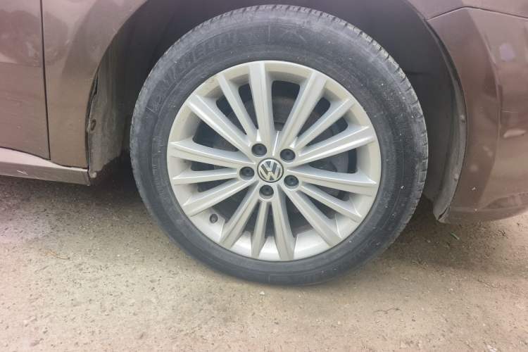 Used Volkswagen Gran Lavida 2013 1.6L Manual Comfort Model Right Front Wheel Hub
