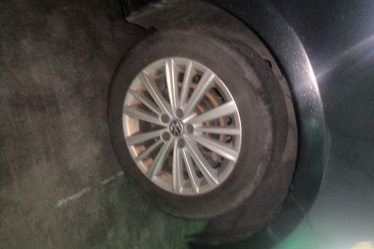 Used Volkswagen Gran Lavida 2013 1.4 TSI Automatic Comfort Model Right Front Wheel Hub