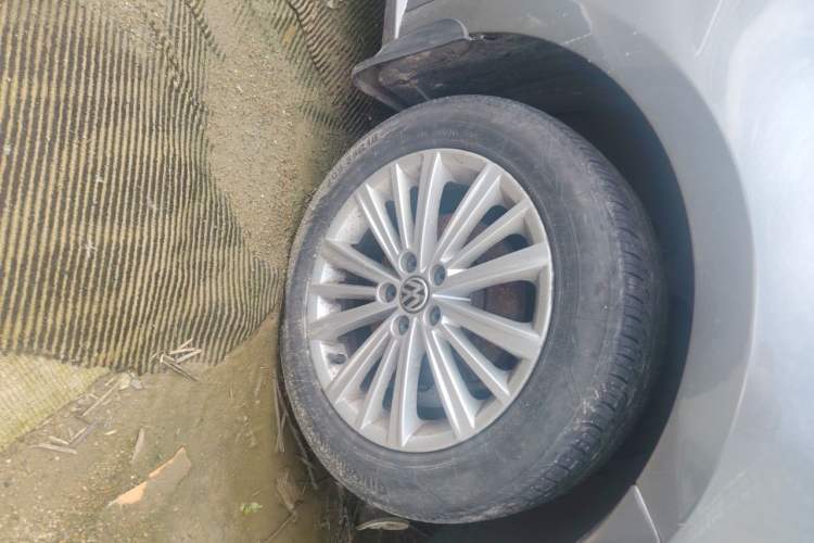 Used Volkswagen Gran Lavida 2013 1.6L Automatic Comfort Model Right Front Wheel Hub