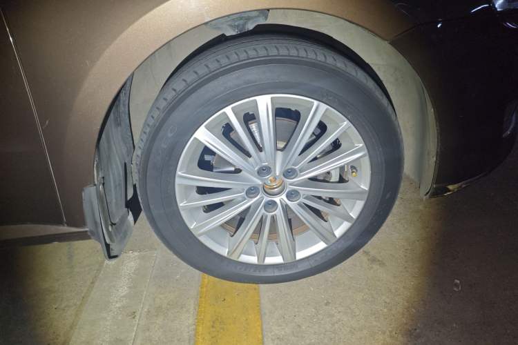 Used Volkswagen Gran Lavida 2013 1.6L Automatic Comfort Model Right Front Wheel Hub