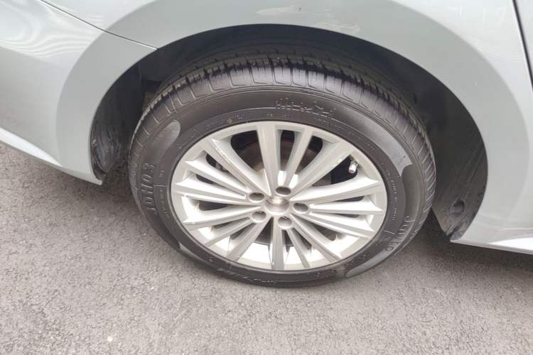 Used Volkswagen Gran Lavida 2013 1.4 TSI Automatic Comfort Model Right Rear Wheel Hub