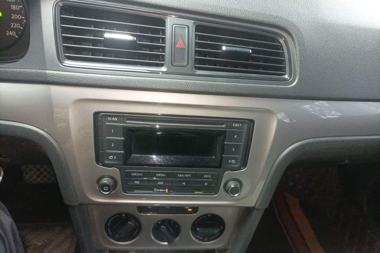 Used Volkswagen Gran Lavida 2013 1.6L Automatic Fashion Model Audio And AC Panel